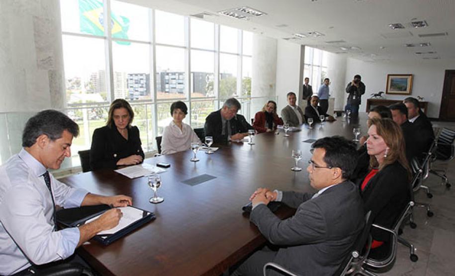 Goverador Beto Richa assina o Pacto pela Identidade Cidadã, acompanhado pela procuradora regional do Minirio Público Federal, Antonia Sanches, e a secretária estadual da Justiça, Cidadania e Direitos Humanos, Maria Tereza Uille Gomes. Curitiba, 08/10/ Goverador Beto Richa assina o Pacto pela Identidade Cidadã, acompanhado pela procuradora regional do Ministério Público Federal, Antonia Sanches, e a secretária estadual da Justiça, Cidadania e Direitos Humanos, Maria Tereza Uille Gomes. Curitiba, 08/10/2013. Foto: Orlando Kissner/ANPr