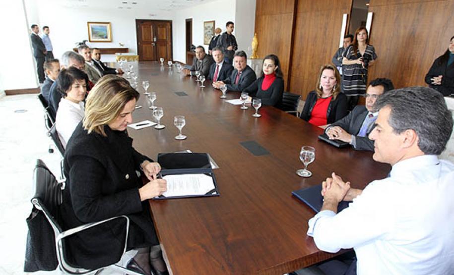 Goverador Beto Richa assina o Pacto pela Identidade Cidadã, acompanhado pela procuradora regional do Ministério Público Federal, Antonia Sanches, e a secretária estadual da Justiça, Cidadania e Direitos Humanos, Maria Tereza Uille Gomes. Curitiba, 08 Goverador Beto Richa assina o Pacto pela Identidade Cidadã, acompanhado pela procuradora regional do Ministério Público Federal, Antonia Sanches, e a secretária estadual da Justiça, Cidadania e Direitos Humanos, Maria Tereza Uille Gomes. Curitiba, 08/10/2013. Foto: Orlando Kissner/ANPr