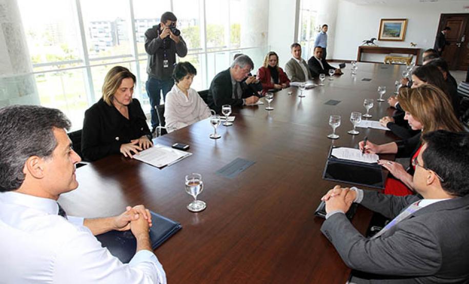Goverador Beto Richa assina o Pacto pela Identidade Cidadã, acompanhado pela procuradora regional do Ministério Público Federal, Antonia Sanches, e a secretária estadual da Justiça, Cidadania e Direitos Humanos, Maria Tereza Uille Gomes. Curitiba, 08 Goverador Beto Richa assina o Pacto pela Identidade Cidadã, acompanhado pela procuradora regional do Ministério Público Federal, Antonia Sanches, e a secretária estadual da Justiça, Cidadania e Direitos Humanos, Maria Tereza Uille Gomes. Curitiba, 08/10/2013. Foto: Orlando Kissner/ANPr