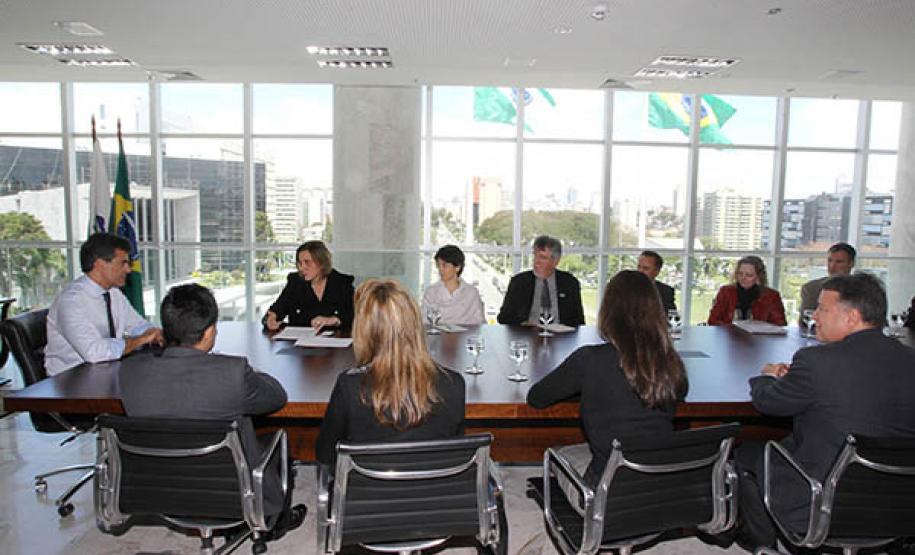 Goverador Beto Richa assina o Pacto pela Identidade Cidadã, acompanhado pela procuradora regional do Ministério Público Federal, Antonia Sanches, e a secretária estadual da Justiça, Cidadania e Direitos Humanos, Maria Tereza Uille Gomes. Curitiba, 08 Goverador Beto Richa assina o Pacto pela Identidade Cidadã, acompanhado pela procuradora regional do Ministério Público Federal, Antonia Sanches, e a secretária estadual da Justiça, Cidadania e Direitos Humanos, Maria Tereza Uille Gomes. Curitiba, 08/10/2013. Foto: Orlando Kissner/ANPr