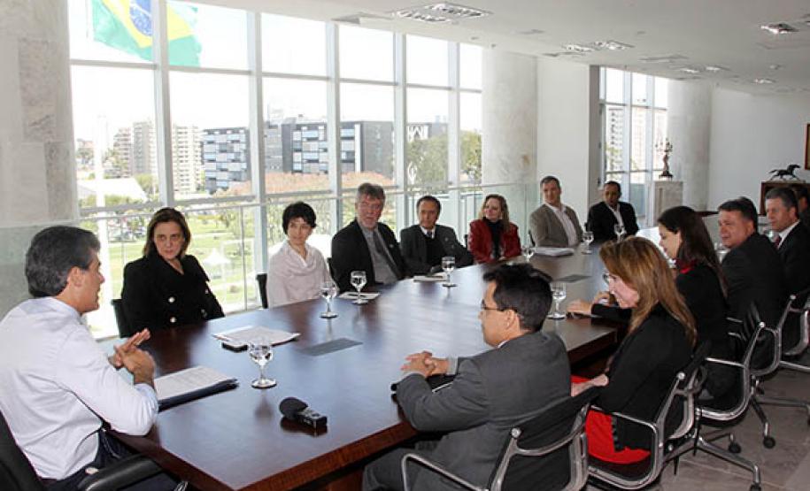 Goverador Beto Richa assina o Pacto pela Identidade Cidadã, acompanhado pela procuradora regional do Ministério Público Federal, Antonia Sanches, e a secretária estadual da Justiça, Cidadania e Direitos Humanos, Maria Tereza Uille Gomes. Curitiba, 08 Goverador Beto Richa assina o Pacto pela Identidade Cidadã, acompanhado pela procuradora regional do Ministério Público Federal, Antonia Sanches, e a secretária estadual da Justiça, Cidadania e Direitos Humanos, Maria Tereza Uille Gomes. Curitiba, 08/10/2013. Foto: Orlando Kissner/ANPr
