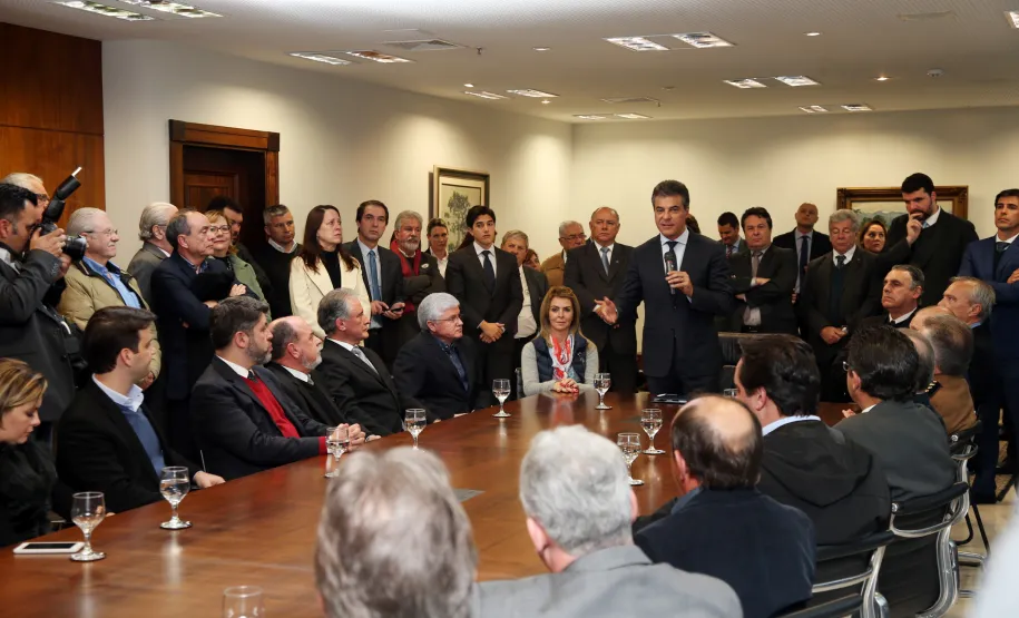 Governador Beto Richa dá posse aos novos secretários. Juraci Barbosa Sobrinho assume a Secretaria de Estado do Planejamento e Coordenação Geral; Fernando Ghignone vai responder pela Secretaria de Estado da Administração e Previdência; e Edgar Bueno será secretário especial de Assuntos Estratégicos. O coronel Élio de Oliveira Manoel assume a Casa Militar e Jonel Yurk a presidência da Compagas.Curitiba, 13/06/2017.Foto: Orlando Kissner/ANPr