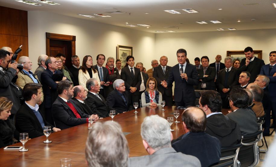 Governador Beto Richa dá posse aos novos secretários. Juraci Barbosa Sobrinho assume a Secretaria de Estado do Planejamento e Coordenação Geral; Fernando Ghignone vai responder pela Secretaria de Estado da Administração e Previdência; e Edgar Bueno será secretário especial de Assuntos Estratégicos. O coronel Élio de Oliveira Manoel assume a Casa Militar e Jonel Yurk a presidência da Compagas.Curitiba, 13/06/2017.Foto: Orlando Kissner/ANPr