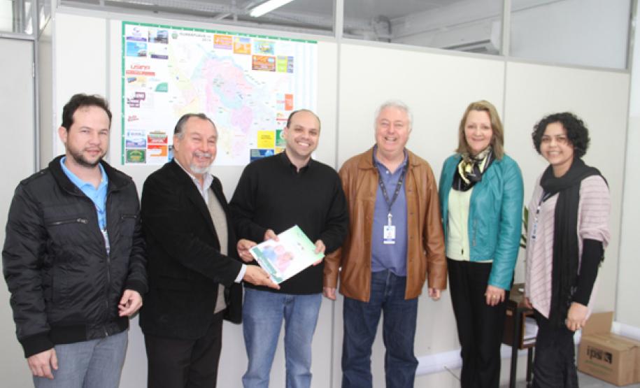 Reunião na prefeitura de Guarapuava para definir a data do curso de acesso à internet e redes sociais, com a participação de Dany Luiz Sampaio, Antonio Carlos Schimaleski, Abraham Virmond Haick, Eloir José Sbalqueiro, Edil Aparecida Espínola do Amaral e Ester de Arruda Campos