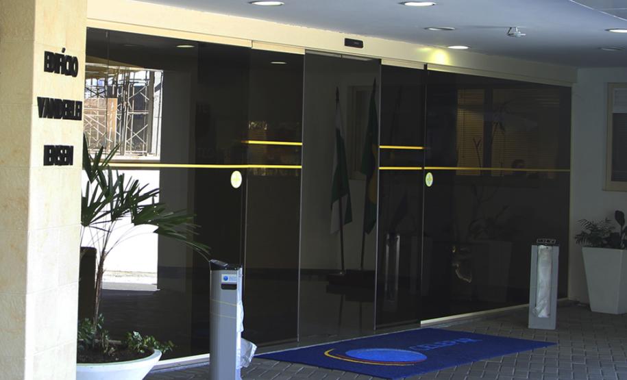 Richa instala Comitê da Governança de Tecnologia da Informação e Comunicação O governador Beto Richa assina o termo de posse dos membros que compõem o Comitê Gestor de governança em tecnologia da Informação e comunicação. Presentes: secretário de Ciência, Tecnologia e Ensino Superior, João Carlos Gomes, presidente da Fomento Paraná, Juraci Barbosa, diretor presidente da Assespro, Sandro Silva e o deputado, Guto Silva.Curitiba, 08-06-16.