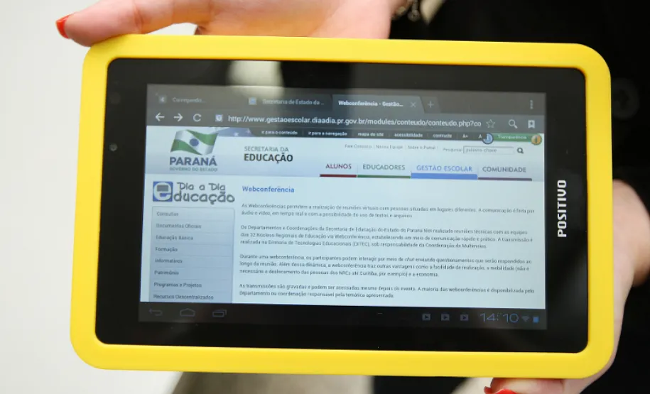 Registro de classe digital desenvolvido pela Celepar é implantado nas escolas estaduais Secretaria promove formação para uso de tablets na DITEC. Foto: Giuliano Gomes/SEED