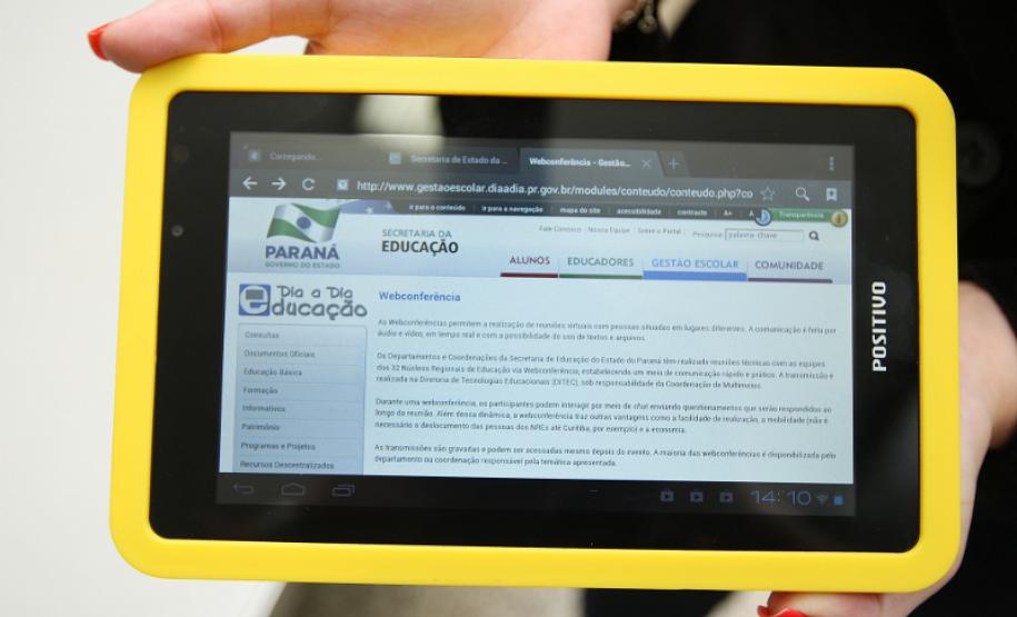 Secretaria promove formação para uso de tablets na DITEC. Foto: Giuliano Gomes/SEED