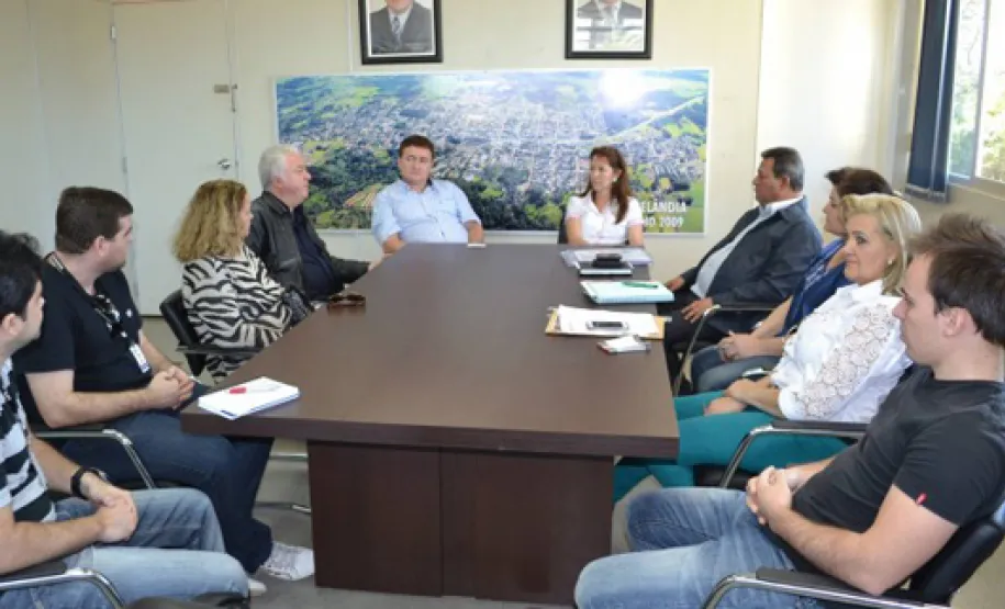 Reunião da prefeitura de Matelândia definiu os detalhes para a realização do curso de acesso à internet e redes sociais que acontece em setembro próximo