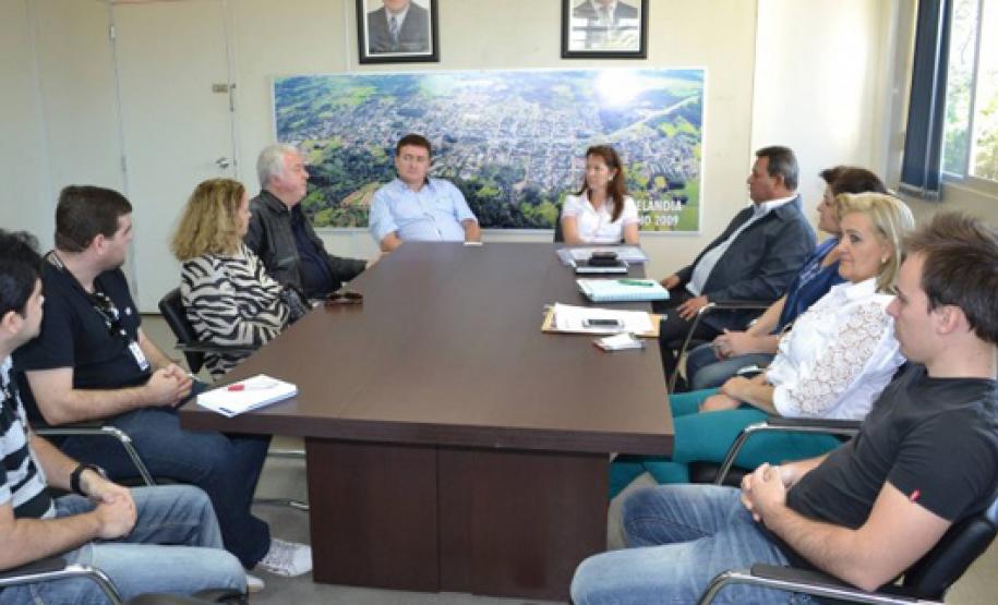 Reunião da prefeitura de Matelândia definiu os detalhes para a realização do curso de acesso à internet e redes sociais que acontece em setembro próximo