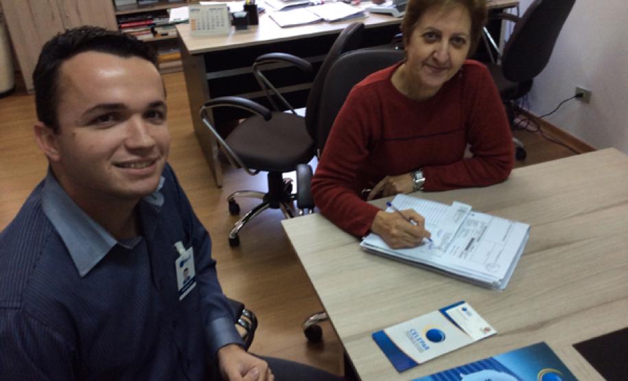 Reitora em exercício, Professora Doutora Neusa Altoé (dir), recebeu do Supervisor Regional da Celepar em Maringá, Rodolfo Zanardi Loiola, o contrato de prestação de serviços de TIC