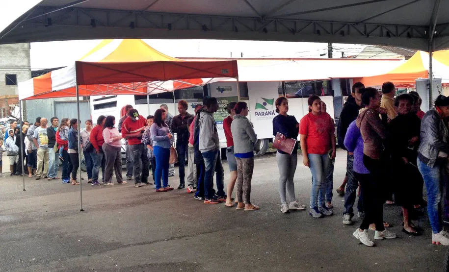 Feira de serviços com participação da Celepar fez 1.946 atendimentos no bairro Parolin A feira de serviços gratuitos da Unidade Paraná Seguro -UPS Cidadania, na Vila Parolin, em Curitiba, fez 1.850 atendimentos des quinta-feira e até sexta-feira (22 e 23). O evento foi realizado na Associação de Moradores da Vila Parolin e beneficiou os moradores da região.curitiba, 23/10/2015.Foto: Divulgação