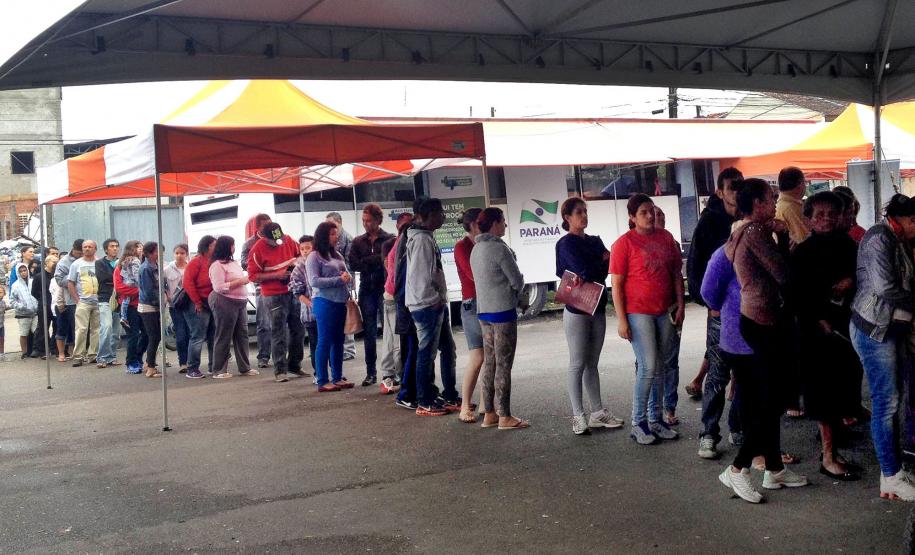 A feira de serviços gratuitos da Unidade Paraná Seguro -UPS Cidadania, na Vila Parolin, em Curitiba, fez 1.850 atendimentos des quinta-feira e até sexta-feira (22 e 23). O evento foi realizado na Associação de Moradores da Vila Parolin e beneficiou os moradores da região.curitiba, 23/10/2015.Foto: Divulgação