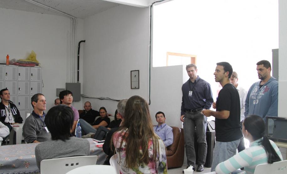 Oficina sobre direção, segurança e manutenção de bicicleetas. Bicicletário Espaço Greca Coordenação: Luis Claudio Patricio, Celepar