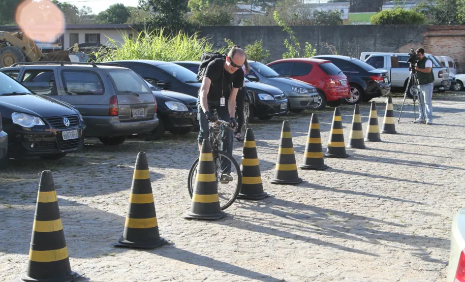 Oficina sobre direção, segurança e manutenção de bicicleetas. Bicicletário Espaço Greca Coordenação: Luis Claudio Patricio, Celepar