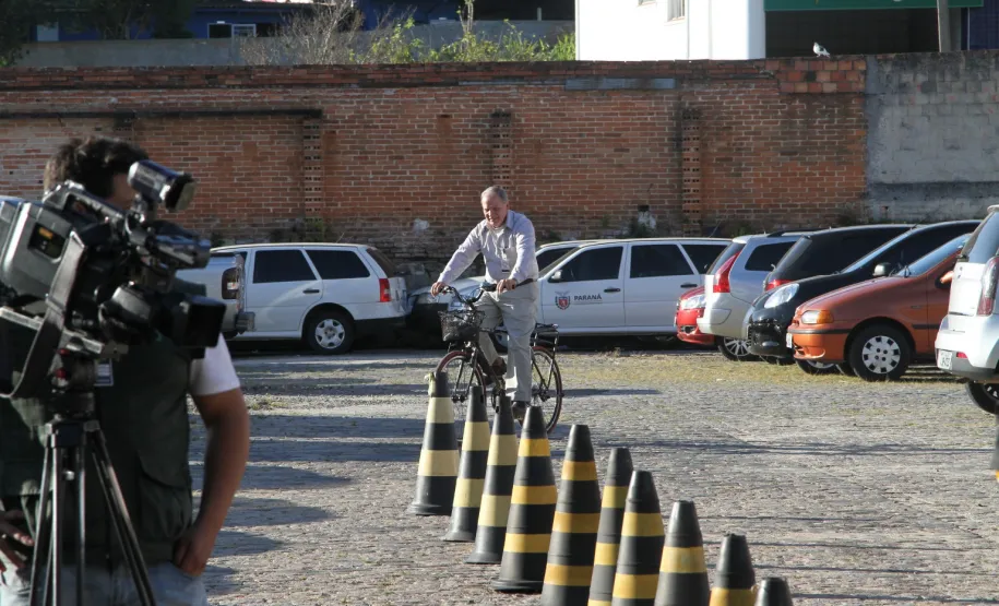 Oficina sobre direção, segurança e manutenção de bicicleetas. Bicicletário Espaço Greca Coordenação: Luis Claudio Patricio, Celepar