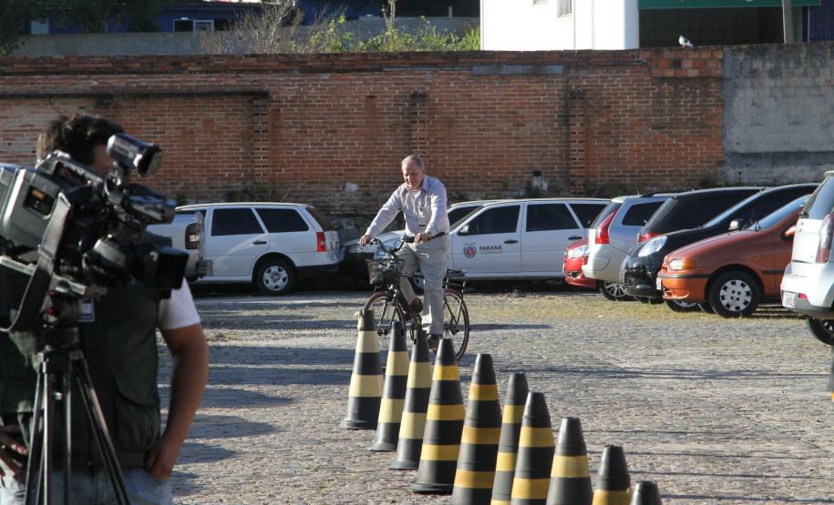 Oficina sobre direção, segurança e manutenção de bicicleetas. Bicicletário Espaço Greca Coordenação: Luis Claudio Patricio, Celepar