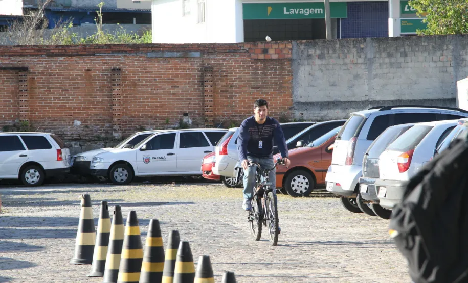 Oficina sobre direção, segurança e manutenção de bicicleetas. Bicicletário Espaço Greca Coordenação: Luis Claudio Patricio, Celepar