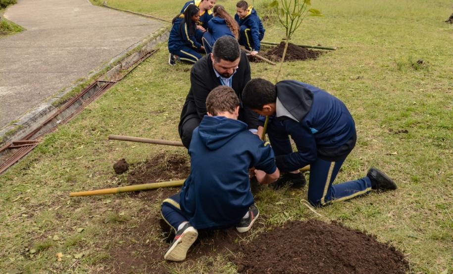 Presidente da Celepar planta árvore na Escola Estadual Amyntas de Barros