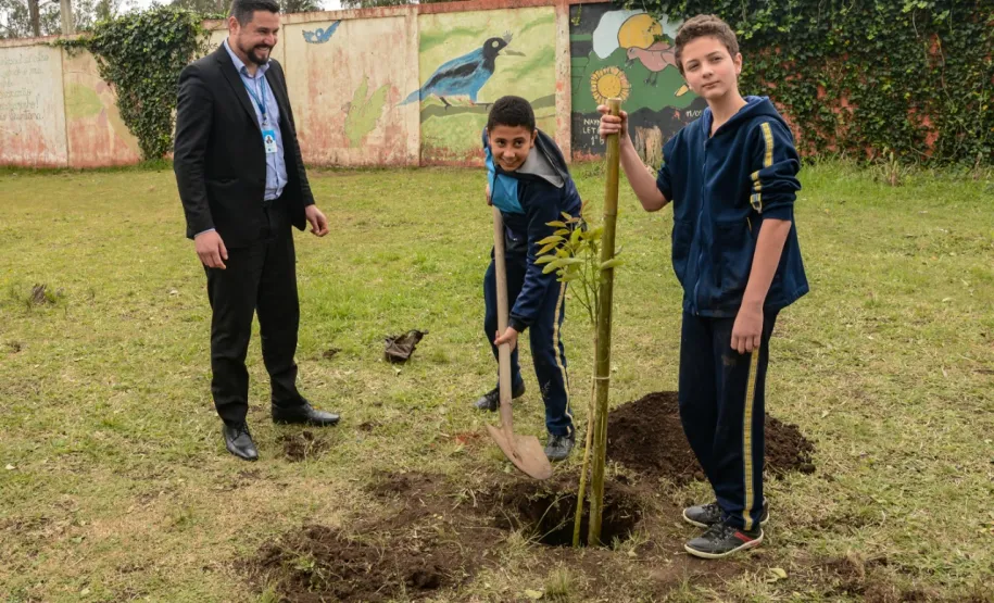 Presidente da Celepar planta árvore na Escola Estadual Amyntas de Barros