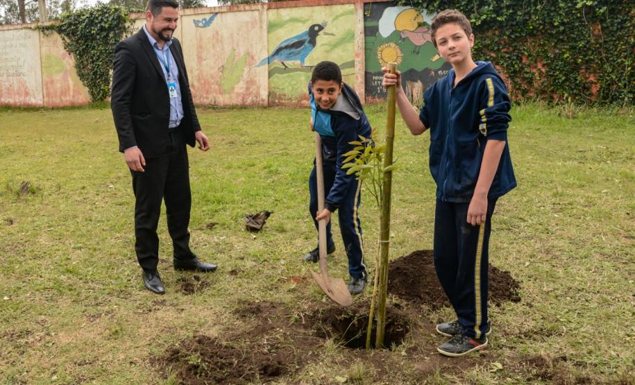 Presidente da Celepar planta árvore na Escola Estadual Amyntas de Barros